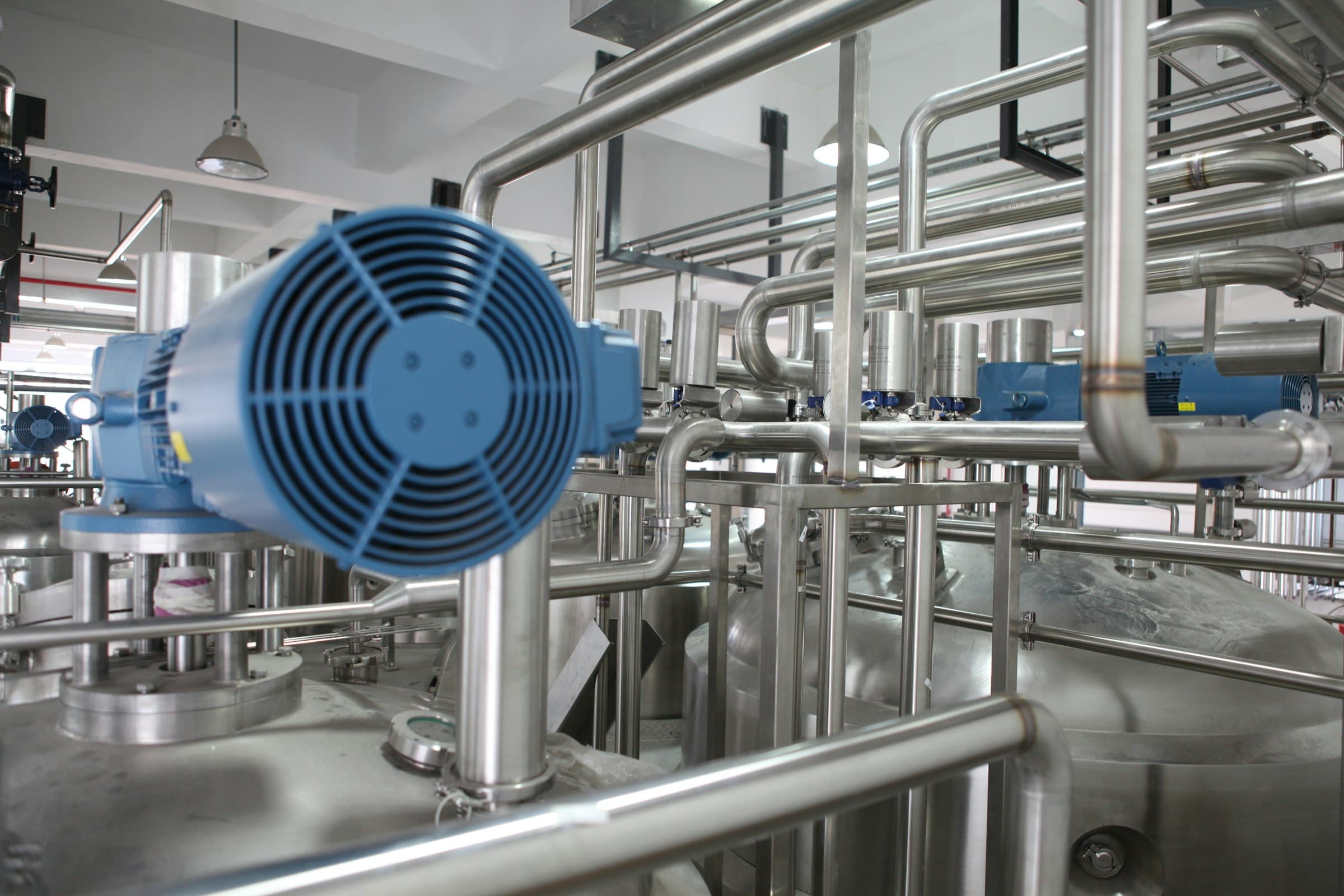 Industrieanlage mit Druckrohren